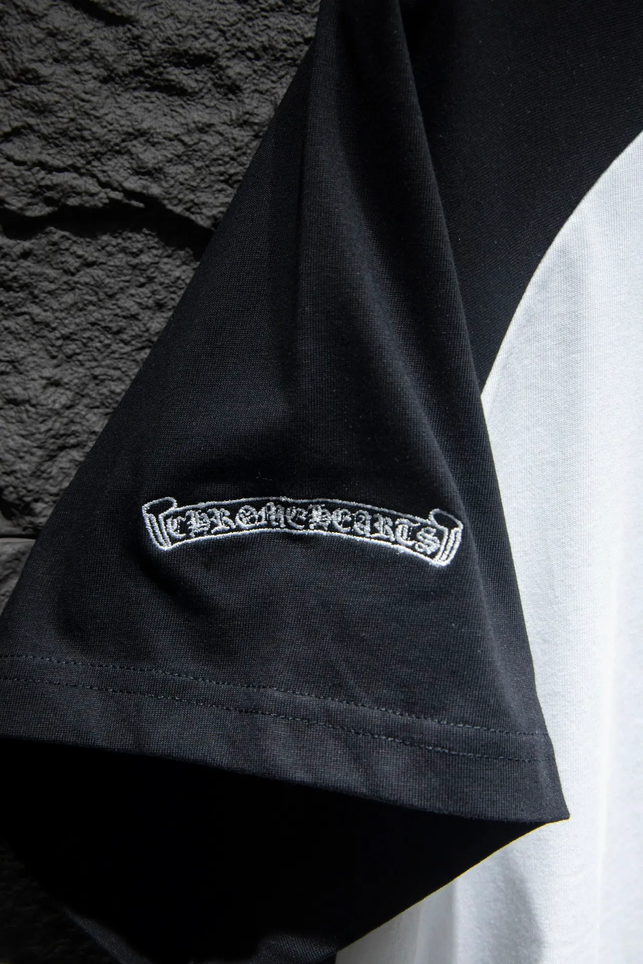 P178 🆕Chrome Hearts os version is really charming and Chrome Hearts is really a must-have. Each season's new version is made to the extreme. It is very practical and can be worn casually. Nice✔️ - ⚠️100% cotton. It is made of 32-count double yarn, 260-gram weight fabric and imported knitted carded cotton. It has moderate thickness, drape and contour, and the upper body is comfortable! ! It is very tolerant to fat body types and can instantly lose five pounds after wearing it!  Front panel #Back panel Simple elements# Artistic arrangement of English letters. Imported Tajima high-density heavy-duty embroidery technology. The fonts are three-dimensional and full. The letters are embroidered by imported machines after adjusting according to the original details. The thickness is moderate. The hardware is imported hardware accessories. Handmade elements are added to the body, which greatly increases the interest of the clothing; unique visual effects. After special fraying effect treatment, a unique distressed effect is formed. An irregular hem is added to the version. This year, Crow Heart is focusing on the version. In the past two years, the oversize version has become the focus of the trend. It has also been a popular staple in the past two years. The change of designers has made this brand an instant hit. The progressive fashion of the times also needs the blood impact of fresh elements and trendy designs in order to continue its glory! It’s stylish both inside and outside, a must-have for high street travel! An absolute "eye-catching style" that can match couples 💏 Color: Black White Size: S M L XL